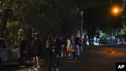 Gente reunida en la calle tras un sismo en Ciudad de México, el jueves 22 de septiembre de 2022. (AP Foto/Eduardo Verdugo)