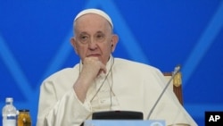 El papa Francisco asiste al 7mo. Congreso de Líderes de Religiones Mundiales y Tradicionales, el jueves 15 de septiembre de 2022, en Nursultán, Kazajistán. (AP Foto/Alexander Zemlianichenko)
