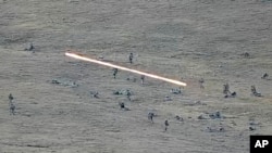 Dalam gambar yang diambil dari rekaman YouTube, Selasa, 13 September 2022, menunjukkan prajurit Azerbaijan melintasi perbatasan Armenia-Azerbaijan dan mendekati posisi Armenia. (Kementerian Pertahanan Armenia via AP)
