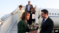 Ermənistan Milli Assambleyasının rəhbəri Alen Simonyan ABŞ Nümayəndələr Palatasının spikeri Nensi Pelosini Yerevan Beynəlxalq Aeroportunda qarşılayır. 17 sentyabr, 2022. (Photolure photo via AP)