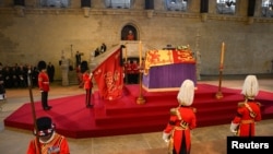 El ataúd que lleva a la reina Isabel II descansa en Westminster Hall el 14 de septiembre de 2022 en Londres, Inglaterra. David Ramos/Piscina vía REUTERS