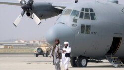 Talibani stoje ispred vojnog aviona na međunarodnom aerodromu Hamid Karzai dan posle američkog povlačenja iz Avganistana, 31. avgusta 2021.