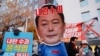 Demonstranti učestvuju na mitingu za opoziv južnokorejskog predsednika Jun Suk Jeola u Seulu (Foto: Reuters/Kim Soo-hyeon)