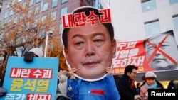 Demonstranti učestvuju na mitingu za opoziv južnokorejskog predsednika Jun Suk Jeola u Seulu (Foto: Reuters/Kim Soo-hyeon)