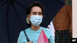 Aung San Suu Kyi di markas partai Liga Nasional untuk Demokrasi (NLD) di Naypyitaw, Myanmar pada 21 Juli 2020. Pengadilan di Myanmar, Senin (15/8),  lagi-lagi memutuskan bahwa Aung San Suu Kyi, bersalah atas sejumlah tuduhan korupsi. (Foto: AP)