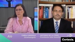 Captura de pantalla del momento en el la periodista Carla Angola hace comentarios del presidente Nicolás Maduro.