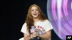 ARCHIVO - La cantante Shakira responde preguntas en una conferencia de prensa el 30 de junio de 2020 en Miami. (AP Foto/David J. Phillip, File)