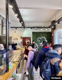 La panadería está ubicada en el barrio porteño de Recoleta, en Buenos Aires.