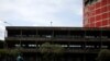 Un hombre camina afuera de la biblioteca de la Universidad Central de Venezuela (UCV), en Caracas, el 6 de octubre de 2020.