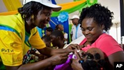 Un trabajador de la salud vacuna a un niño contra la malaria en el condado de Homabay, en el oeste de Kenia, el 13 de septiembre de 2019.