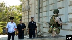 7月31日俄罗斯海军日当天，乌克兰一架无人机早上袭击了俄罗斯黑海舰队的总部，造成数人受伤。图为俄罗斯士兵守卫在位于克里米亚塞瓦斯托波尔的俄罗斯黑海舰队总部。（美联社照片）