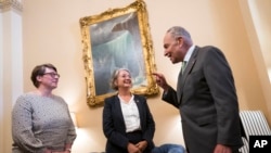 Pemimpin mayoritas Senat AS, Chuck Schumer, menyambut Paivi Nevala, perwakilan Kedutaan Besar Finlandia (kiri) dan Karin Olofsdotter, Duta Besar Swedia untuk AS, sebelum Senat menggelar pemungutan suara soal keanggotaan NATO bagi kedua negara pada 3 Agustus 2022. (Foto: AP)