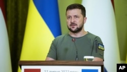 El presidente ucraniano Volodymyr Zelenskyy habla en una conferencia de prensa conjunta con el primer ministro de Holanda, Mark Rutte, el lunes 11 de julio de 2022, en Kiev, Ucrania. (AP Foto/Andrew Kravchenko)