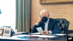 En esta foto proporcionada por la Casa Blanca, el presidente de Estados Unidos, Joe Biden, habla por teléfono con su equipo de seguridad nacional el viernes 22 de julio de 2022, desde la Casa Blanca.
