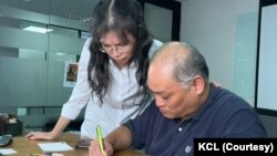 曾遭中國監禁的台灣籍人權工作者李明哲與妻子李淨瑜在位於台北的國際特赦組織寫信聲援人權受害者。(美國之音記者金谷攝)