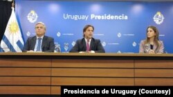 El presidente uruguayo Luis Lacalle Pou (centro) junto al canciller Francisco Bustillo (izquierda) y Carolina Ache Batlle, viceministra de Relaciones Exteriores de Uruguay en el Palacio Presidencial en Montevideo, Uruguay. Miércoles, 13 de julio de 2022. 