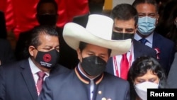 Bruno Pacheco, exasesor principal del presidente de Perú, Pedro Castillo, aparece junto al mandatario, en el centro, y su esposa Lilia Paredes, el día de la toma de posesión de Castillo, en Lima, Perú, el 28 de julio de 2021. 