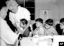 ARHIVA - Učenici prvog i drugog razreda škole Sent Vibijana vakcinišu se protiv dečije paralize u Los Anđeles, u aprilu 1955. Desetine miliona današnjih starijih Amerikanaca ima uspomene na epidemiju dečije paralize.
