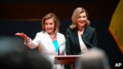 乌克兰第一夫人奥莱娜∙泽连斯卡娅（右）2022年7月20日在美国国会演讲受到热烈欢迎。