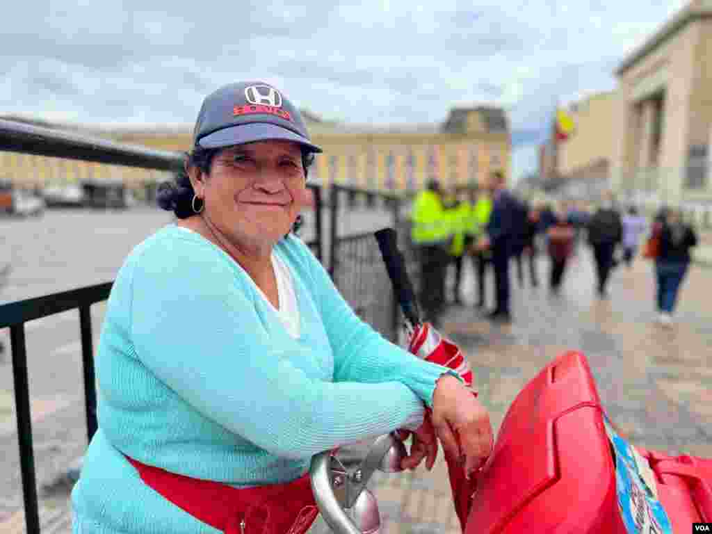Vendedoras de helados aprovecha el acceso temporal que se tiene a la Plaza de Bolívar antes de que de cierre por completo el perímetro de seguridad.