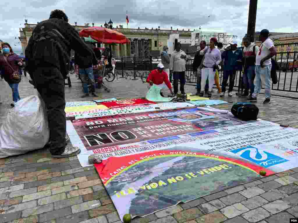Hombre desamparado lee mensajes contra la administración saliente desplegados en el piso de la Plaza de Bolívar.