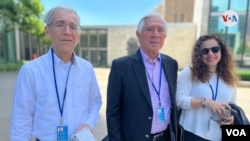 Francisco De Roux, presidente de la Comisión de la Verdad de Colombia, a la izquierda, y los comisionados Saúl Franco y Alejandra Miller. [Foto: VOA / Celia Mendoza]