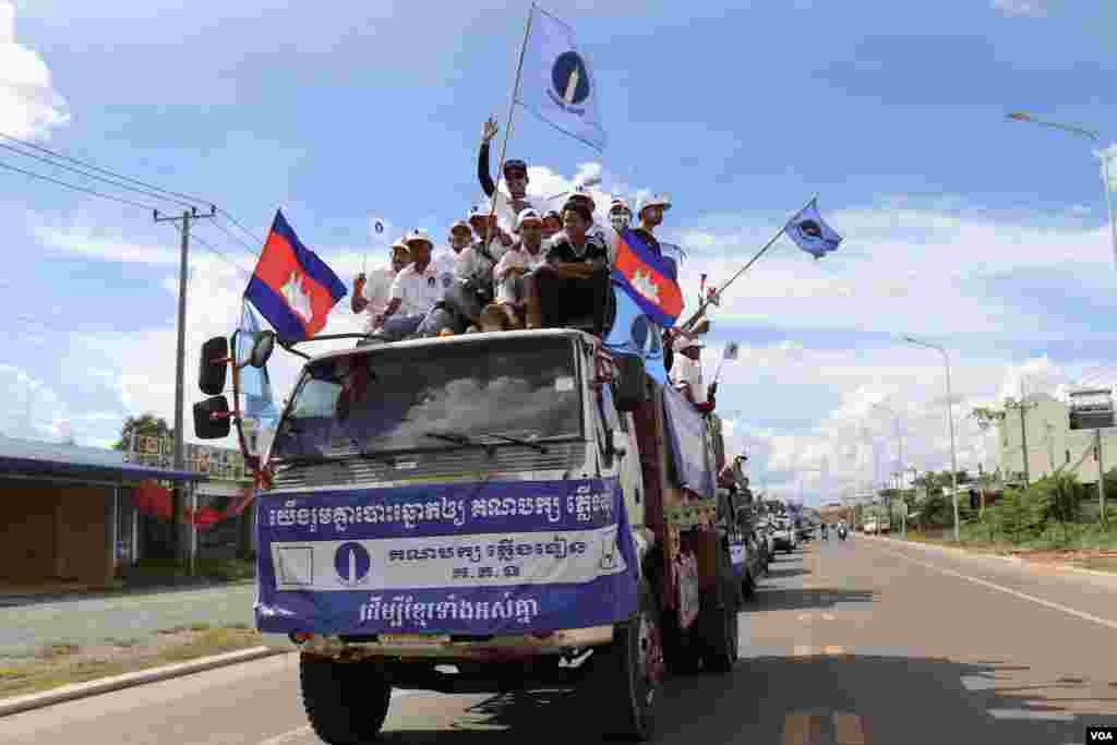 ទិដ្ឋភាពទូទៅថ្ងៃចុងក្រោយនៃយុទ្ធនាការឃោសនាបោះឆ្នោតឃុំសង្កាត់អាណត្តិទី ៥ របស់គណបក្សភ្លើងទៀន នៅក្នុងក្រុងសៀមរាប ខេត្តសៀមរាប នៅថ្ងៃទី ០៣ ខែមិថុនា ឆ្នាំ ២០២២។ (លាស់ លីបលីប/វីអូអេ)