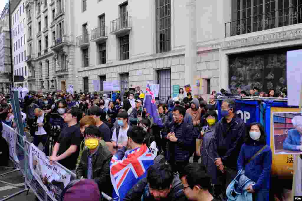 示威者站滿了中國駐英大使館對面街道的英國皇家建築師學會(Royal Institute of British Architects)大樓外的行人道。(美國之音鄭樂捷)