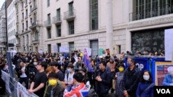 示威者站滿了中國駐英大使館對面街道的英國皇家建築師學會(Royal Institute of British Architects)大樓外的行人道。（美國之音鄭樂捷）