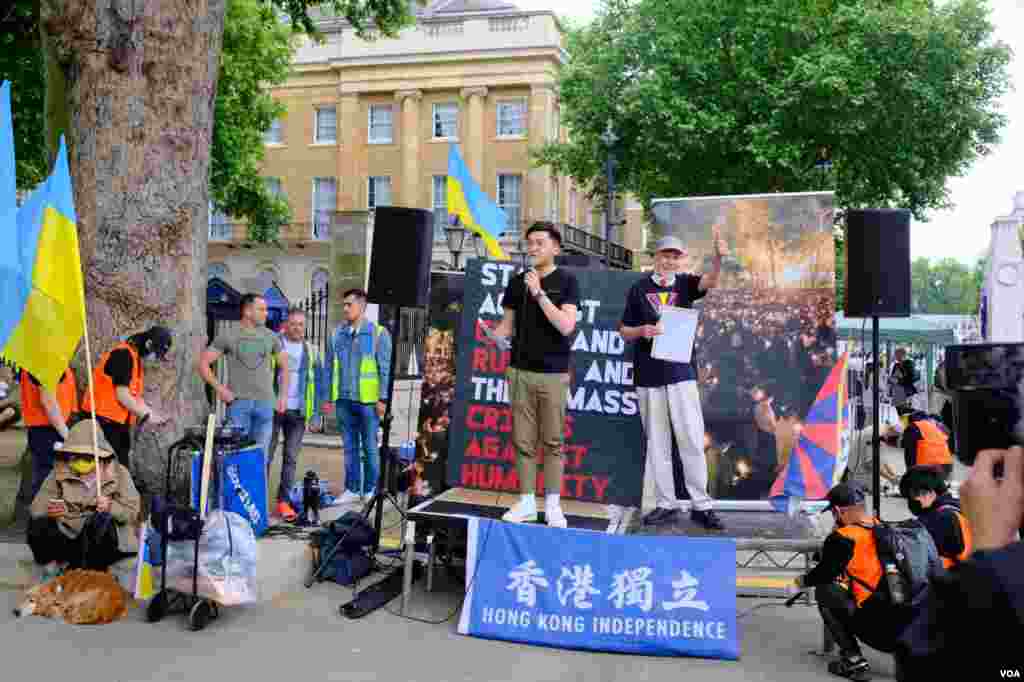2022年6月4日在倫敦舉行的六四事件紀念集會上,支持香港,西藏與烏克蘭的示威者分別上台發言。(美國之音/鄭樂捷)
