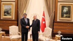 El presidente de Venezuela, Nicolás Maduro, junto a su homólogo turco Tayyip Erdogan en Ankara el 8 de junio de 2022, en el inicio de una gira por cinco países de África y el Oriente Medio tras no ser invitado a la IX Cumbre de las Américas.