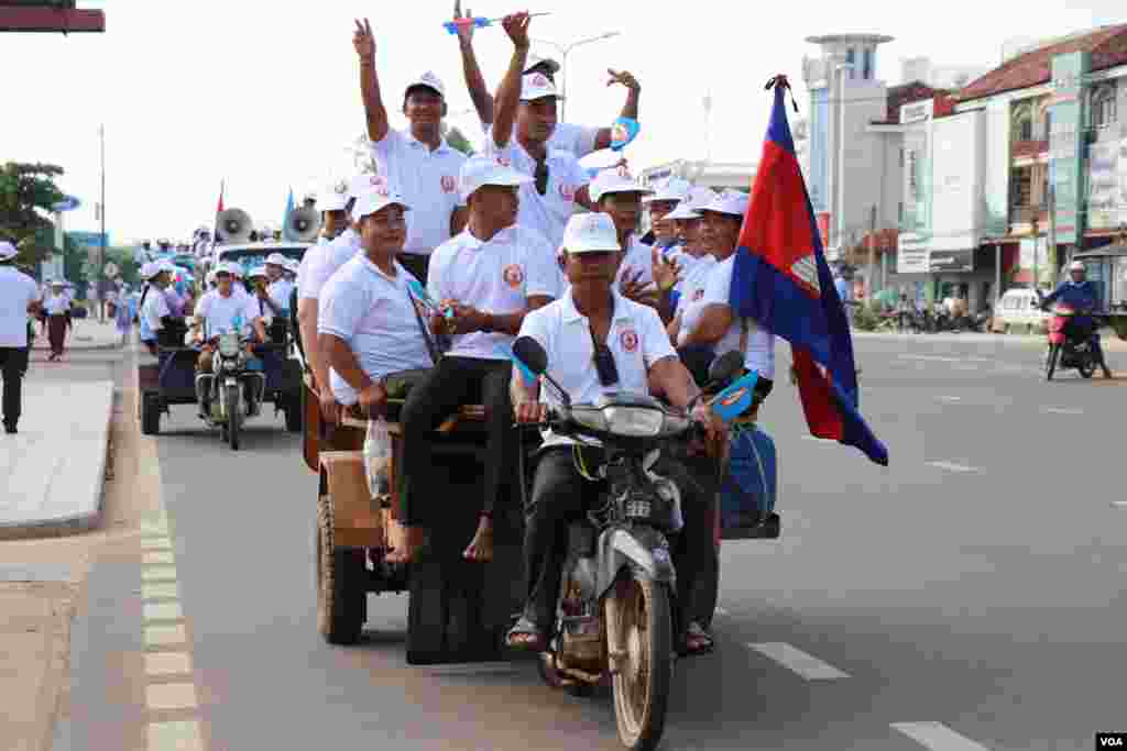 សកម្មជននិងអ្នកគាំទ្រចូលរួមហែក្បួនចុងក្រោយនៃយុទ្ធនាការឃោសនាបោះឆ្នោតឃុំសង្កាត់ របស់គណបក្សប្រជាជនកម្ពុជា នៅក្នុងក្រុងសៀមរាប នៅថ្ងៃទី០៣ ខែមិថុនា ឆ្នាំ ២០២២។ (លាស់ លីបលីប/វីអូអេ)