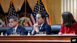 Los congresistas Adam Kinzinger (republicano), Jamie Raskin y Elaine Luria (demócratas) de la Comisión de la Cámara de Representantes de EEUU que investiga el ataque del 6 de enero al Capitolio, el jueves 9 de junio de 2022. (AP Photo/J. Scott Applewhite)