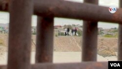 Migrantes cruzan desde Ciudad Juárez , México, hacia El Paso, Texas. Algunos son detenidos por la patrulla fronteriza por cruzar de manera irregular. [Foto: Celia Mendoza, VOA]