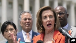 La presidenta de la Cámara de Representantes, Nancy Pelosi, acompañada de otros legisladores demócratas, durante una conferencia de prensa en el Capitolio el miércoles 8 de junio de 2022, en Washington. (AP Foto/Manuel Balce Ceneta)