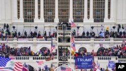 ARCHIVO - Insurrectos leales al presidente Donald Trump irrumpen en el Capitolio en Washington, el 6 de enero de 2021.
