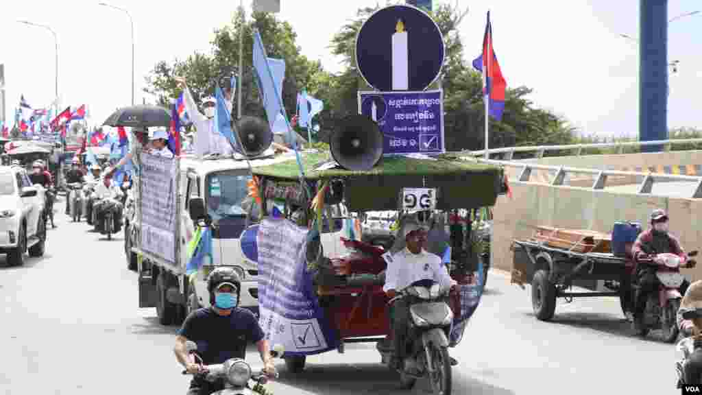 អ្នកគាំទ្រគណបក្សភ្លើងទៀនដង្ហែក្បួននៅរាជធានីភ្នំពេញ នាថ្ងៃបញ្ចប់នៃយុទ្ធនាការឃោសនារកសំឡេងឆ្នោត ថ្ងៃទី៣ ខែមិថុនា ឆ្នាំ២០២២។ (ស៊ុន ណារិន/វីអូអេ)
