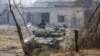 Un tanque ucraniano está en posición durante los intensos combates en la línea del frente en Severodonetsk, la región de Luhansk, Ucrania, el miércoles 6 de junio.