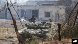 Un tanque ucraniano está en posición durante los intensos combates en la línea del frente en Severodonetsk, la región de Luhansk, Ucrania, el miércoles 6 de junio.