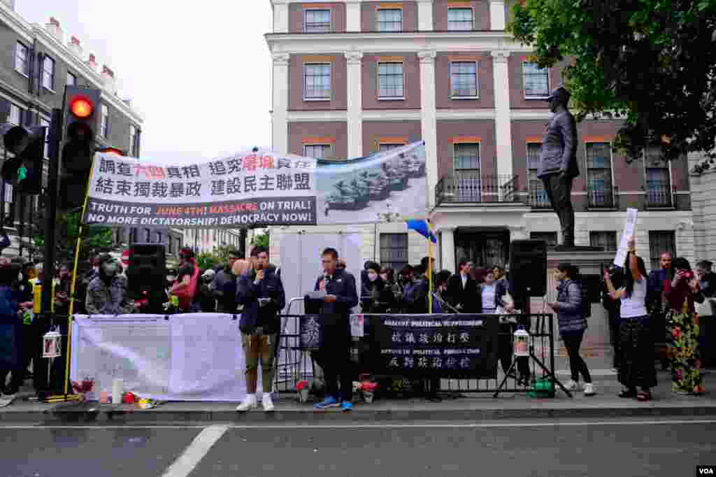 示威者在中國大使館外的波特蘭廣場大街(Portland Place)中間的行人島上為六四死難者架設臨時祭台。(美國之音鄭樂捷)