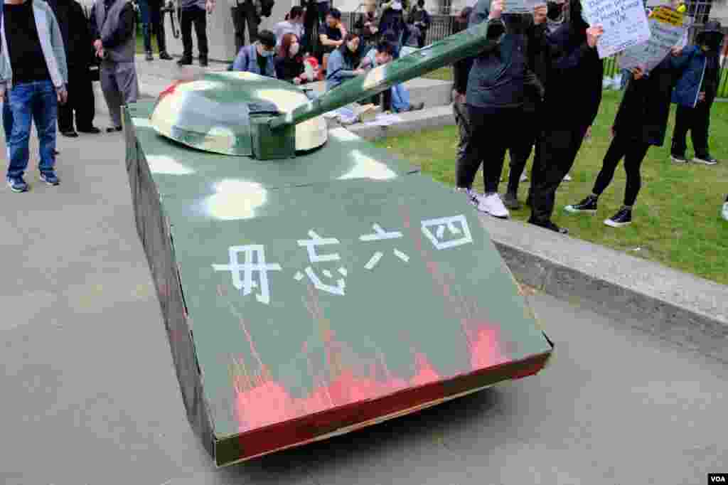 2022年6月4日在倫敦舉行的六四事件紀念集會上,示威者帶來紙紮的坦克示威(美國之音/鄭樂捷)