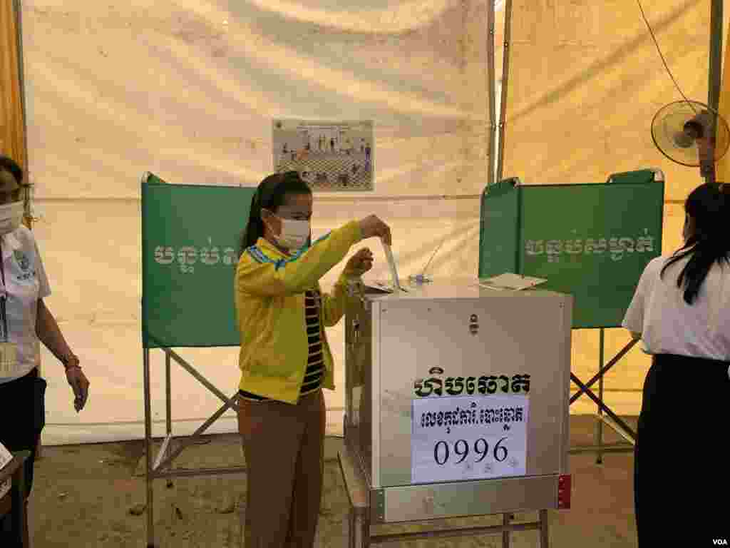 ពលរដ្ឋម្នាក់បោះឆ្នោត នៅសង្កាត់ចាក់អង្រែលេី ខណ្ឌមានជ័យ នៅក្នុងបោះឆ្នោតជ្រេីសរេីសក្រុមប្រឹក្សាឃុំសង្កាត់អាណត្តិទី៥ នៅថ្ងៃទី៥ ខែមិថុនា ឆ្នាំ២០២២។ (កាន់ វិច្ឆិកា/វីអូអេ)