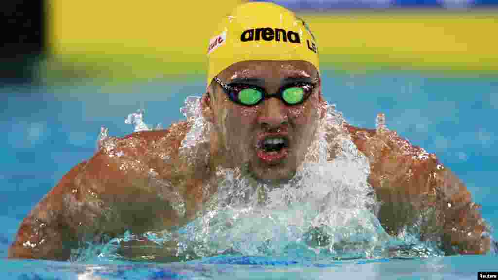 Chad Guy Bertrand le Clos 24 ans, un nageur sud-africain , spécialiste des épreuves de papillon et quatre nages. Il s'illustre en 2010 aux Jeux olympiques de la jeunesse à Singapour (un titre, trois médailles d'argent et une de bronze), aux Jeux du Commonwealth (2 titres, une médaille d'argent et de bronze).