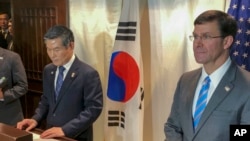 U.S. Defense Secretary Mark Esper, right, and South Korea defense Minister Jeong Kyeong-doo attend a press conference in Bangkok, Thailand, Nov. 17, 2019. 