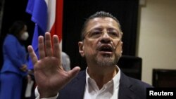 El presidente electo de Costa Rica, Rodrigo Chaves, habla con los periodistas en San José, Costa Rica, el 4 de abril de 2022.