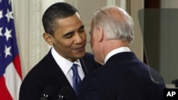 ARCHIVO - El vicepresidente Joe Biden y el presidente Barack Obama tras presentar el proyecto de ley de atención médica en el Salón Este de la Casa Blanca en Washington, el 23 de marzo de 2010.