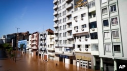 Una calle inundada tras fuertes lluvias en Porto Alegre, estado de Rio Grande do Sul, Brasil, el lunes 6 de mayo de 2024