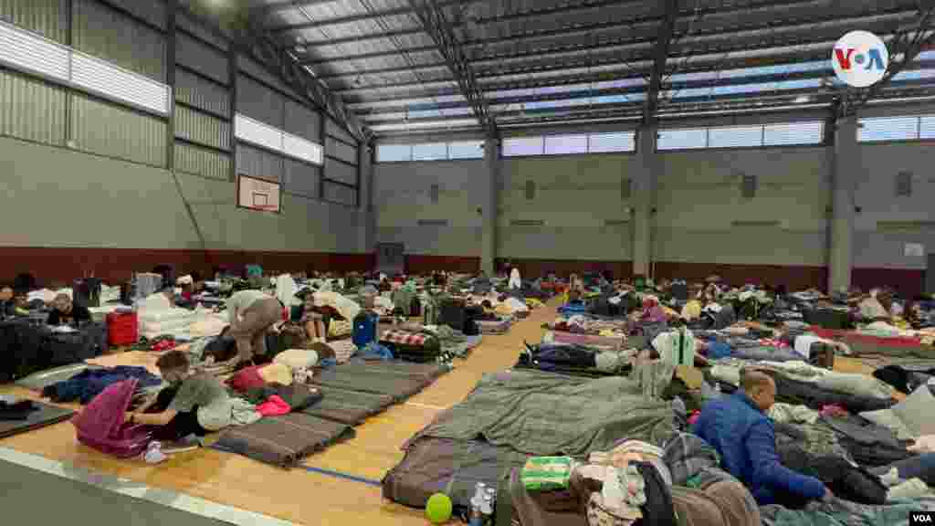 Un nuevo centro para refugiados ucranianos que ya alberga a 400 personas, las recibe durante una o dos noches antes de ser llevados al paso peatonal y ser admitidos por la Patrulla fronteriza.