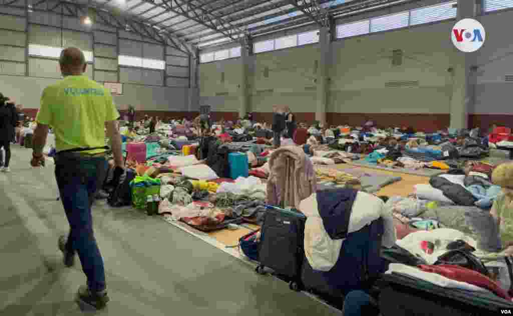 Los voluntarios ucranianos despliegan una labor humanitaria para las personas que se preparan para cruzar.