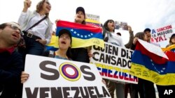Las propiedades e intereses de personas designadas por el secretario del Tesoro y el secretario de Estado también están bloqueadas.